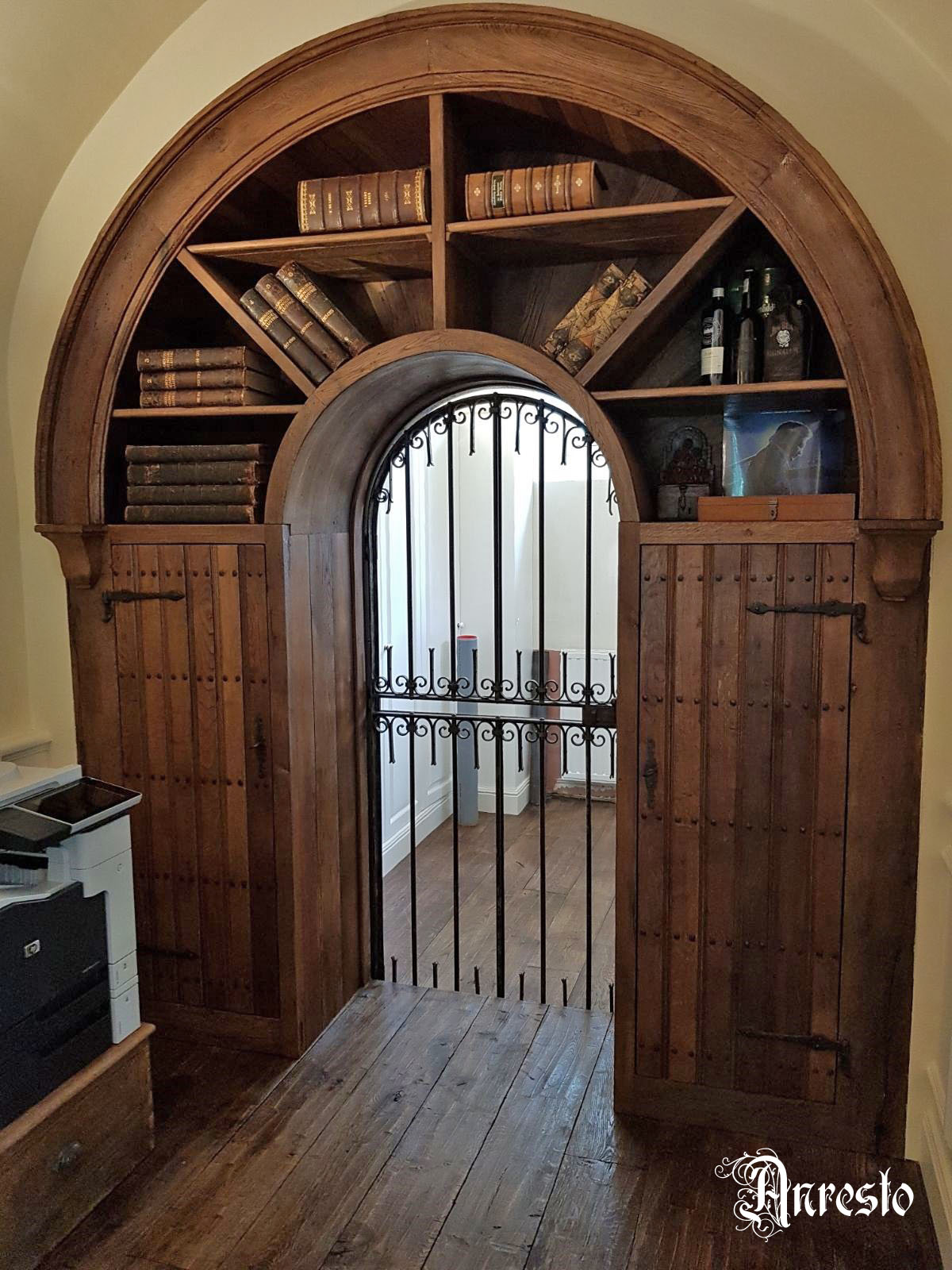Schat Honderd jaar Raffinaderij Antieke kast, antieke boekenkast, Exclusieve inrichting, vloer uit eikenhout