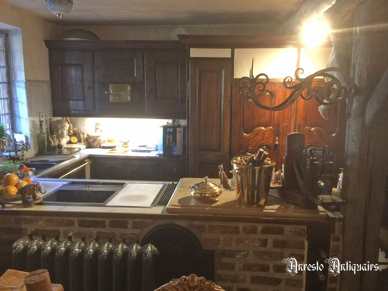 Massief eiken keuken in landelijke Franse stijlopbouw, samengesteld met 17de en 18de-eeuwse deurtjes. 