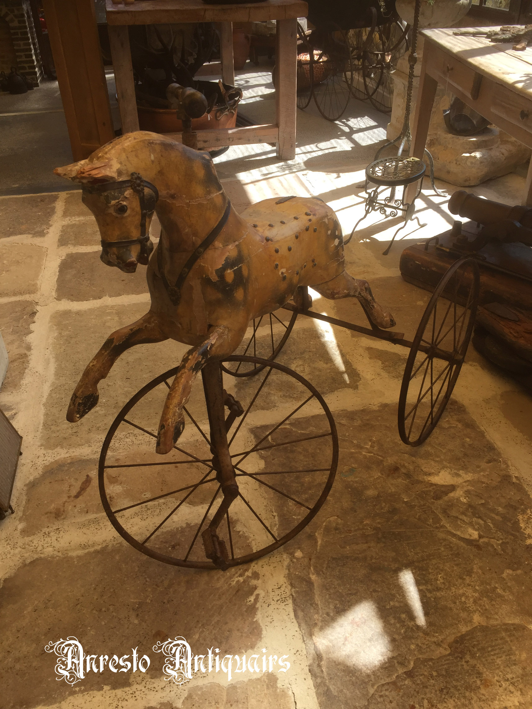 Antieke paardendriewieler<
