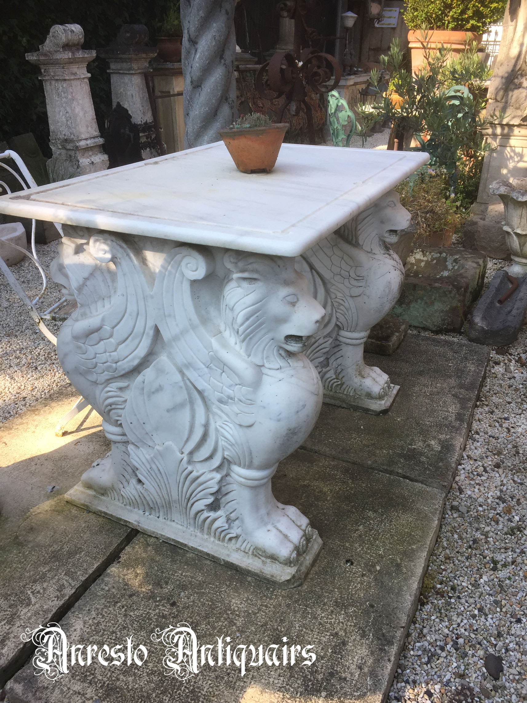 Neorenaissance Carrara marmeren leeuwen met tafelblad
