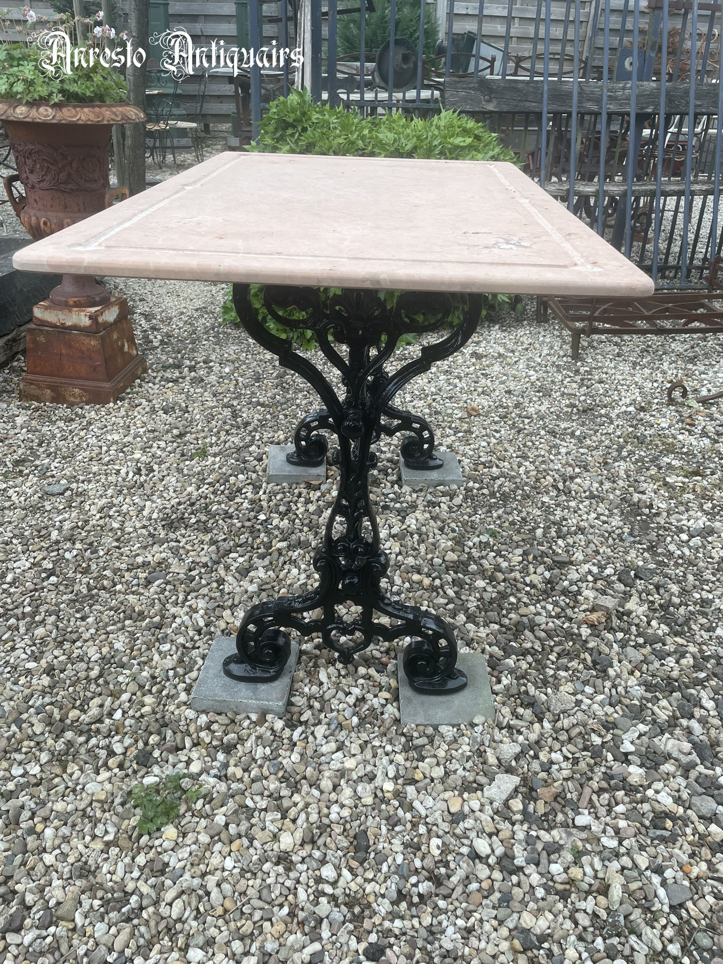 [klik = vergroot] Antieke tuintafel  