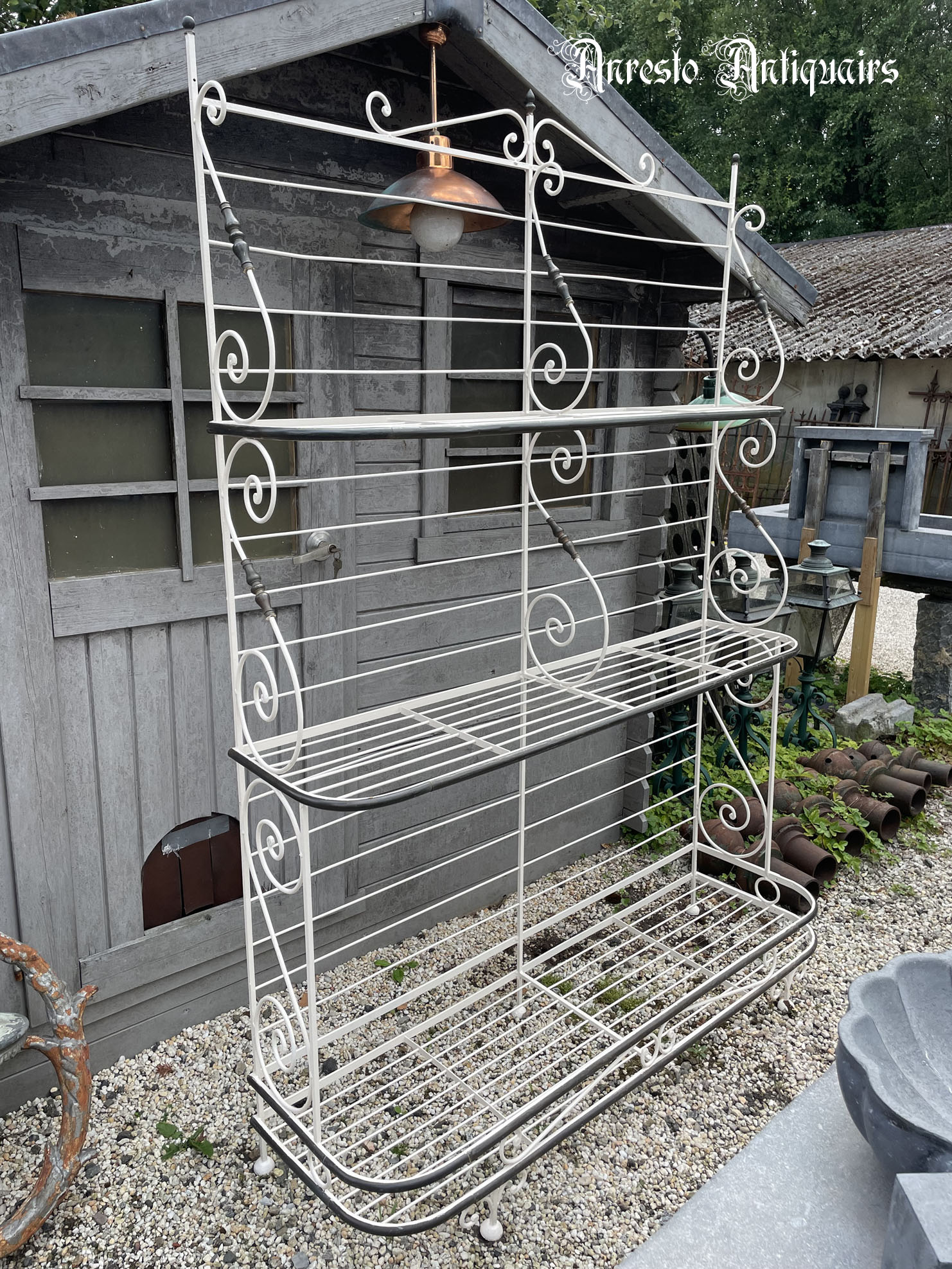 [klik = vergroot] Antieke smeedijzeren tuinrek