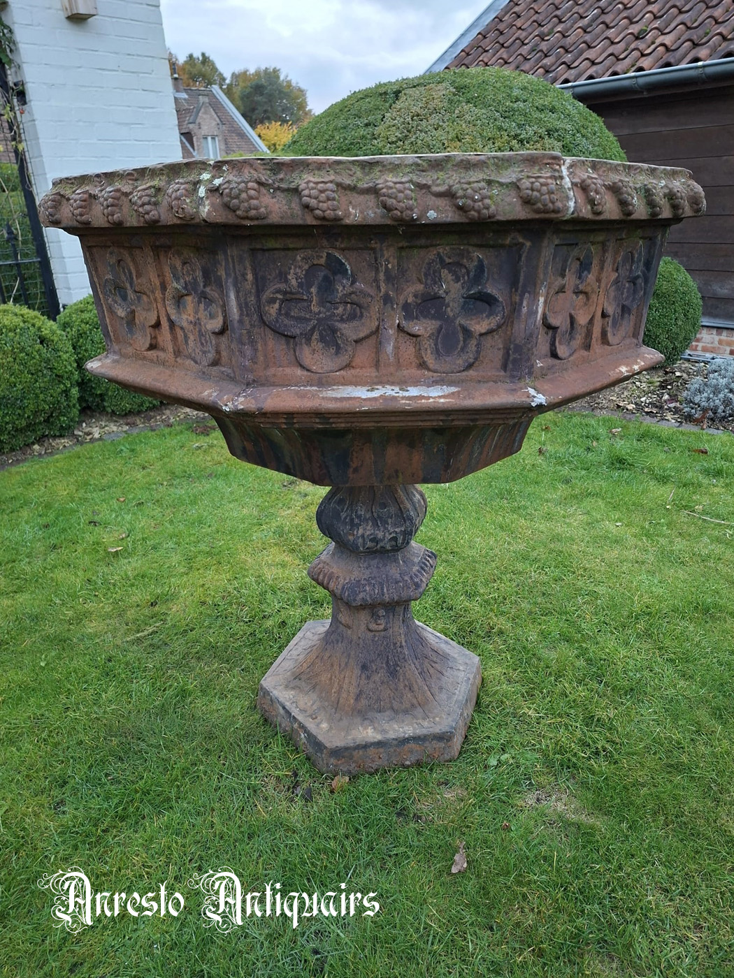 ~klik vergroting~ Antieke gietijzeren doopvont
