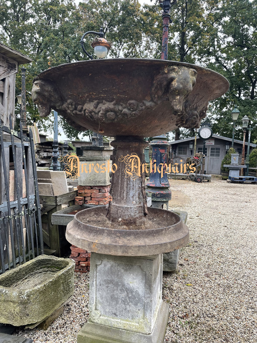 Antieke gietijzeren Art Nouveau fontein