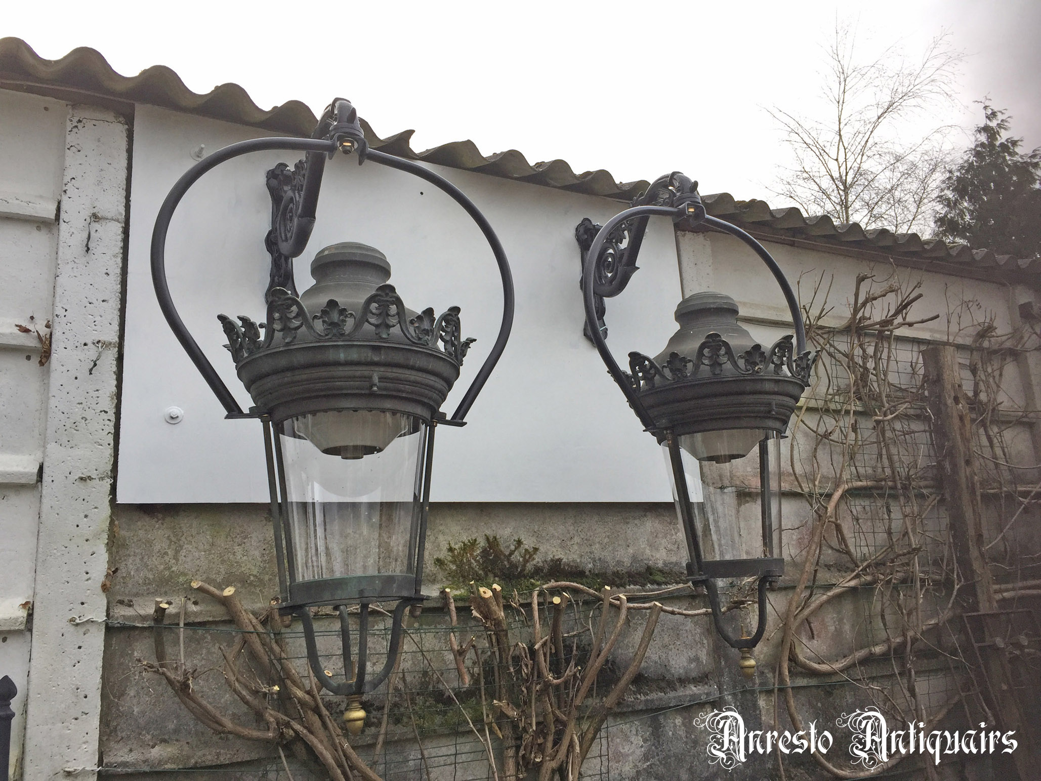 Stel antieke Franse koperen tuinlantaarnlampen