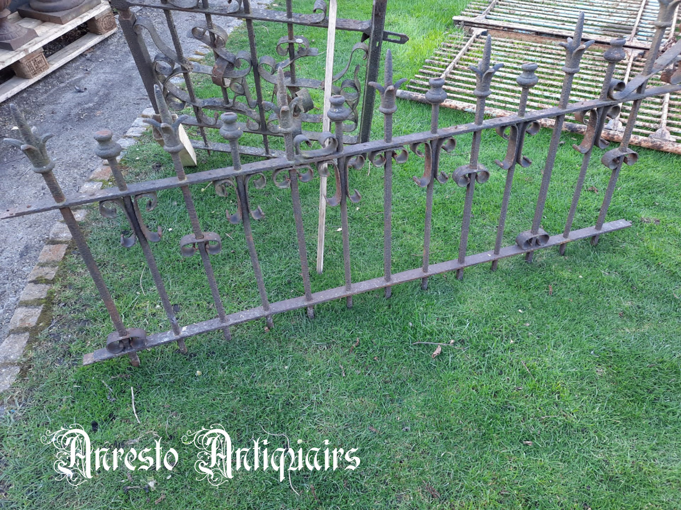  Oude ijzeren hekken met poort