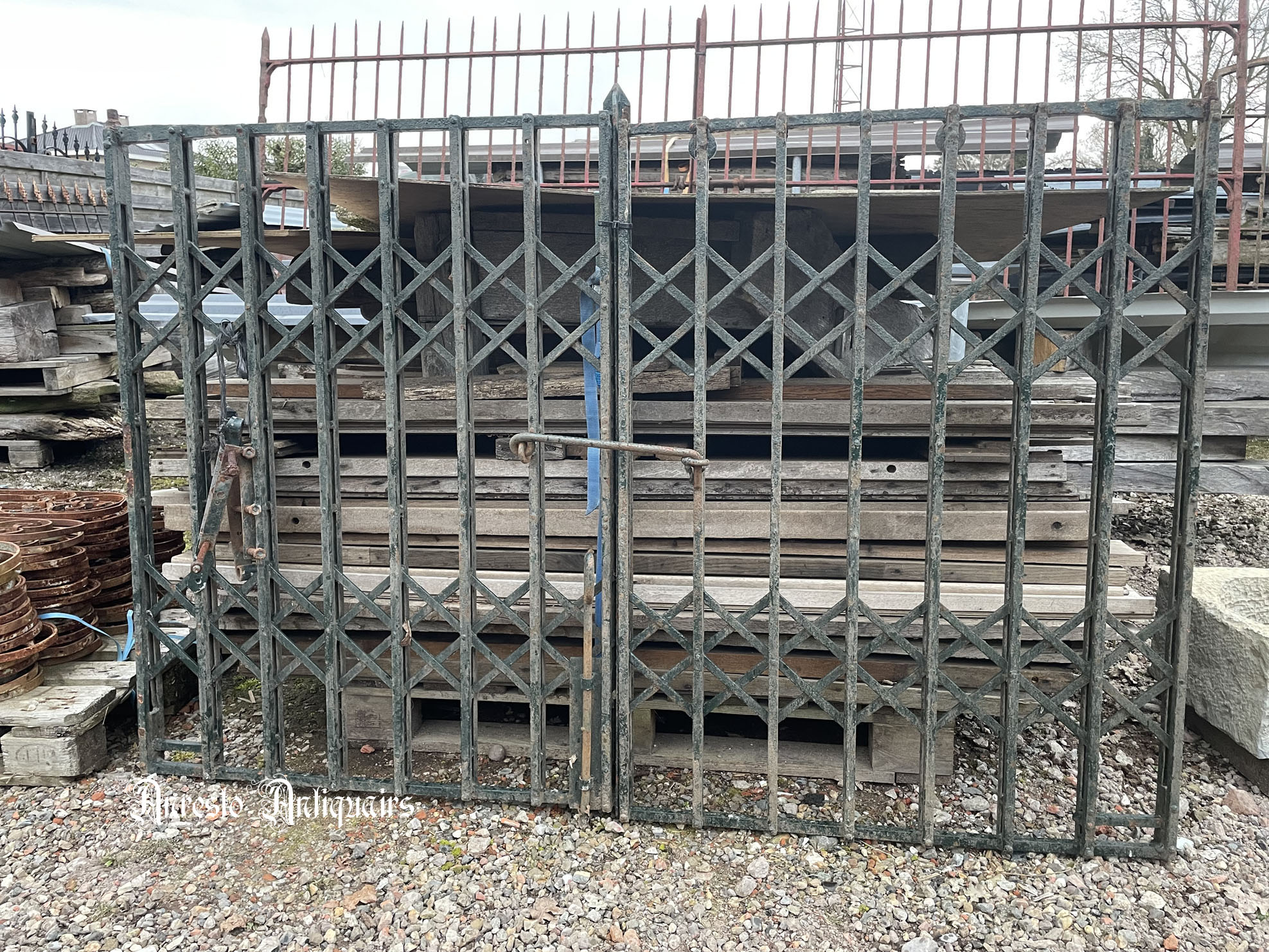 Antieke smeedijzeren tuinpoort