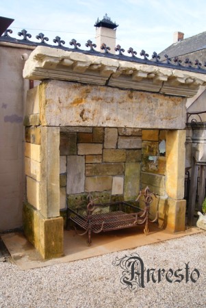 17e eeuwse antieke Franse kalkzandsteen schouw